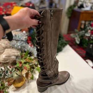 Womens Corey’s “Annabel” high lace up boots. Size 9.